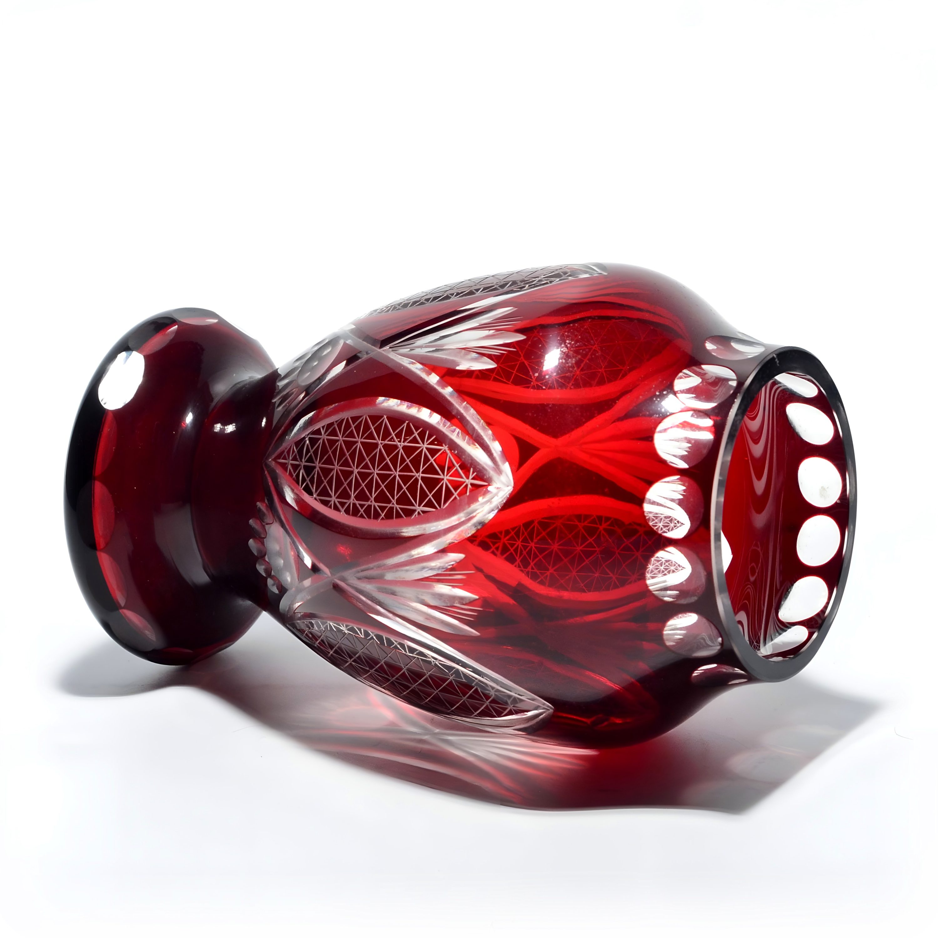 Breite Rote Kristallvase, Markantes Geometrisches Muster, Glas-Schnittkunst